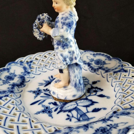 Meissener Zwiebel-Figuren-Leckerbissen, doppelschichtiger, retikulierter Tazza-Tischaufsatz mit 43 cm großer Figur, 19. Jahrhundert