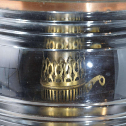 巨大的古董铜煤油船灯笼，带玻璃镜片
