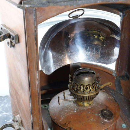 巨大的古董铜煤油船灯笼，带玻璃镜片