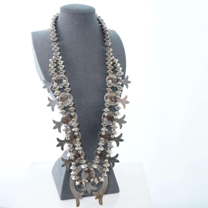 Halskette aus Vintage-Tufa-Gusssilber mit Channel-Intarsien, Koralle und Jet-Squash-Blüten