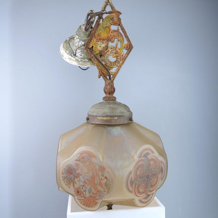 1920 年代 Lightolier 吊灯，配有彩虹色铀玻璃彩绘鹦鹉和几何装饰艺术设计
