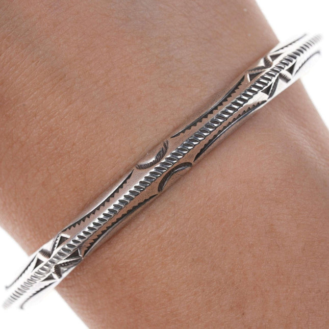 Kee Nataani Navajo Handgestempeltes Sterling-Manschettenarmband