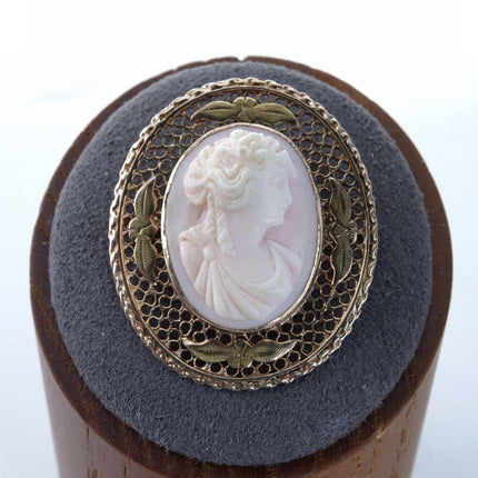 um 1900, 10-karätiges Gold, netzartig montierte Cameo-Brosche aus rosa Muschelmuschel