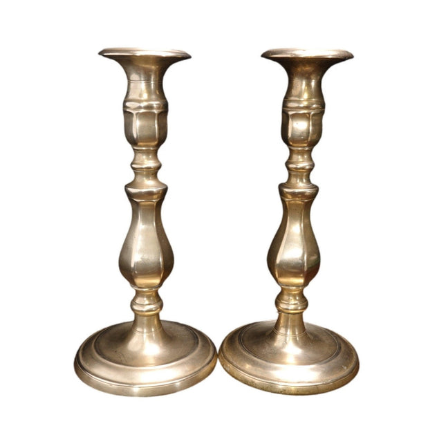 Paar schwere Messing-Kerzenständer aus dem 18. Jahrhundert