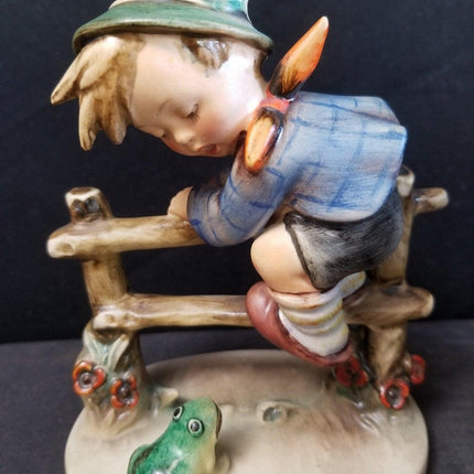 6" Hummel Crown Mark Junge mit Froschfigur um 1945 6" hoch, 5" breit NEUWERTIG