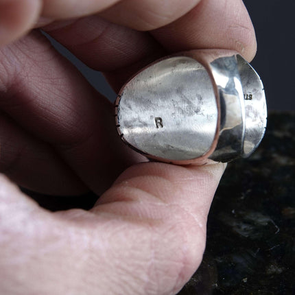 大尺寸 9.75 纳瓦霍纯银镶嵌蛋白石男士戒指 Ray Jack 设计