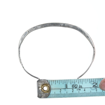 6 5/8" türkisfarbenes Zuni-Armband aus Silber mit Kanaleinlage aus den 1940er Jahren