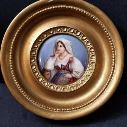 Berliner Porzellantafel Zigeunerporträt in vergoldetem Holzrahmen, 19. Jahrhundert