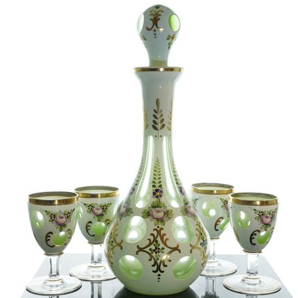 Dekanter und Weingläser aus böhmischem Schliff-Overlay-Glas