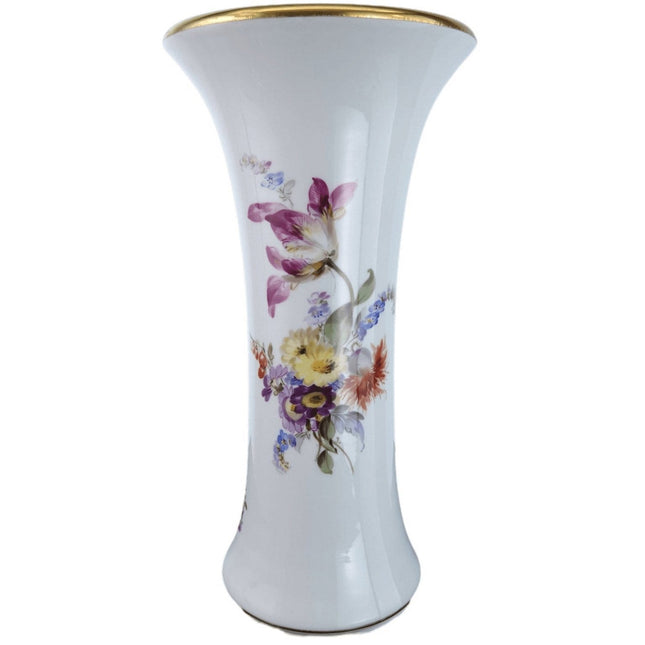 Meissen Handbemalte ausgestellte Vase im Dresdner Blumenstil