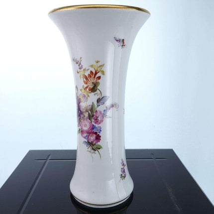 Meissen Handbemalte ausgestellte Vase im Dresdner Blumenstil