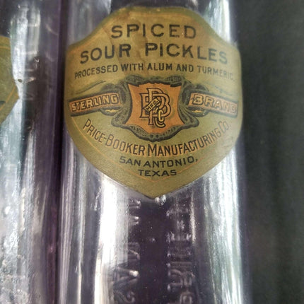 Price Booker San Antonio Texas Sonnenfarbene Amethyst-Pickle-Flaschen mit geprägten seltenen Originaletiketten, geprägten Lippen, 9,5" und 11", um 1900