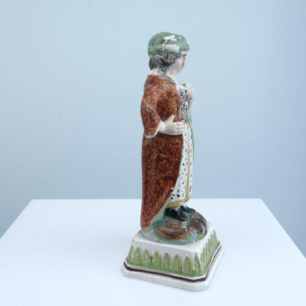 c1820 Staffordshire Pearlware Figure Girl 6,5" hoch mit 2,5" quadratischer Basis