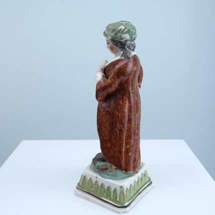 c1820 Staffordshire Pearlware Figure Girl 6,5" hoch mit 2,5" quadratischer Basis