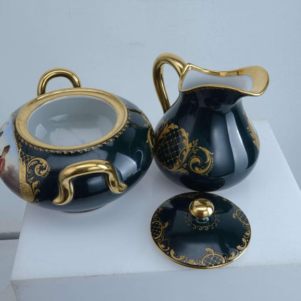 um 1890 im königlichen Wiener Stil, handbemaltes, hochgoldenes, neoklassizistisches Kabinett-Milchkännchen und Zuckerkännchen