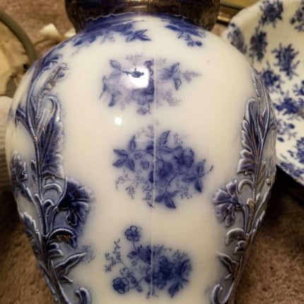 灯改用自 1890 年的 Flow Blue 洗碗和水罐套装“德累斯顿”汉弗莱斯兄弟英格兰
