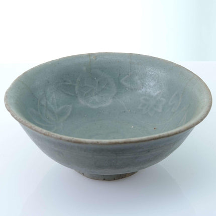 Frühe Celadon-Teeschale aus Steinzeug mit Lotusdekoration