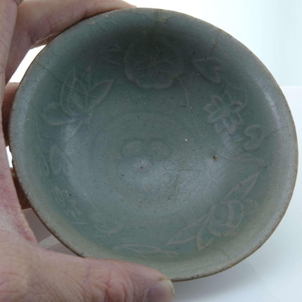 Frühe Celadon-Teeschale aus Steinzeug mit Lotusdekoration