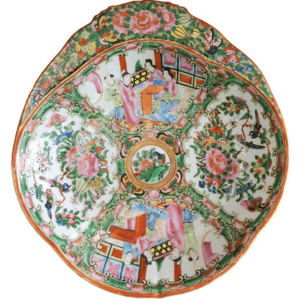 Antike chinesische Famille Rose Medaillon Garnelenschale Muschelförmige Schale aus dem 19. Jahrhundert, 10,25" x 1 7/8" tief.