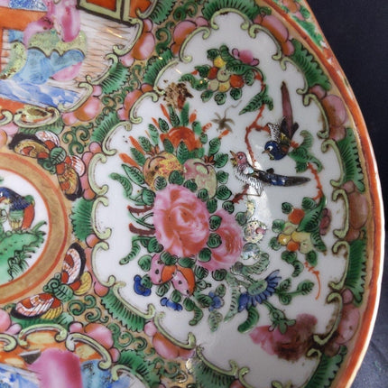 Antike chinesische Famille Rose Medaillon Garnelenschale Muschelförmige Schale aus dem 19. Jahrhundert, 10,25" x 1 7/8" tief.