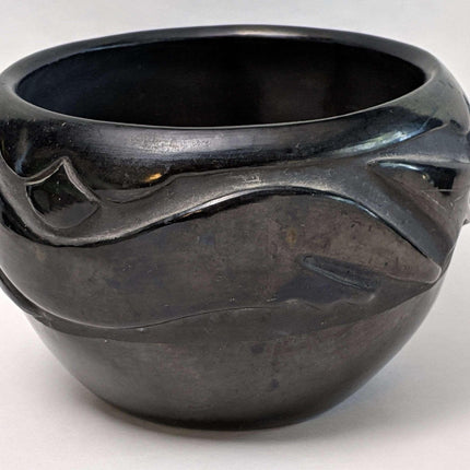 罗斯·冈萨雷斯 (1900-1989)，圣伊尔德丰索普韦布洛宽碗，雕刻有 Avanyu