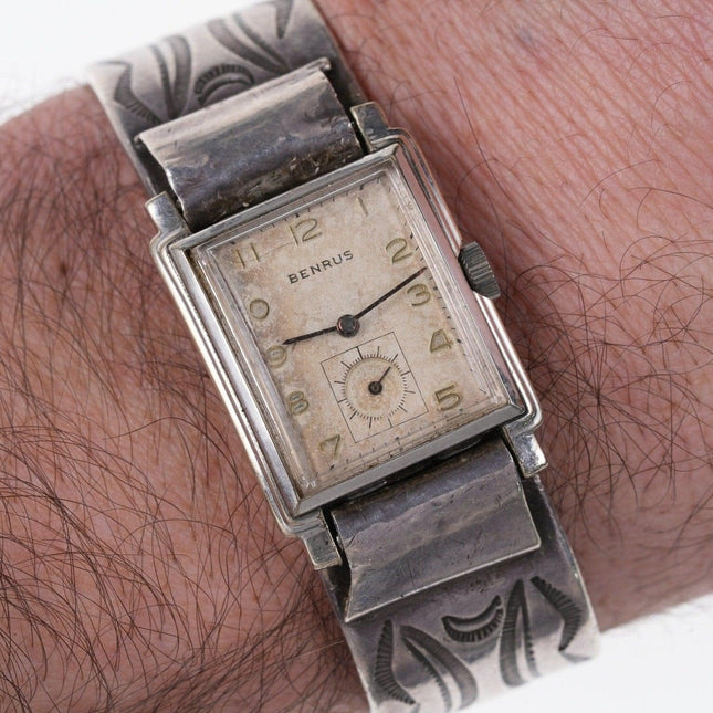 Schwere geprägte Uhrenmanschette aus indianischem Silber aus den 30er bis 40er Jahren mit originaler Benrus-Uhr aus der Gebrauchszeit