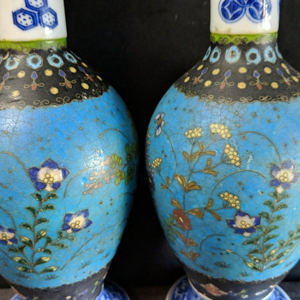 c1870 Coppia di vasi giapponesi Cloisonne su porcellana blu/bianca da 8,5 pollici Totai Shippo