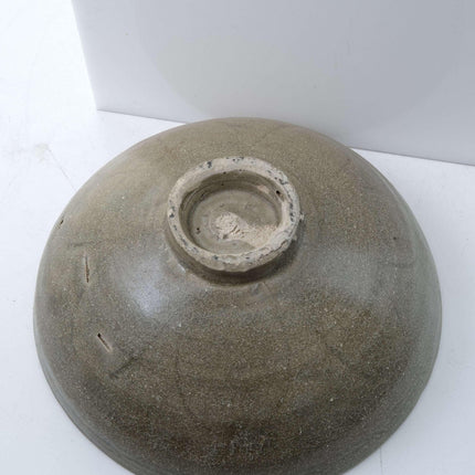 Early Celadon Stoneware Bowl with incised Decoration