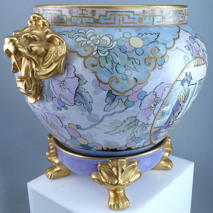 1919 Bernardaud Limoges Testa di leone Maniglia Jardinière e piedistallo Decorazione chinoisiere Firmato dall'artista