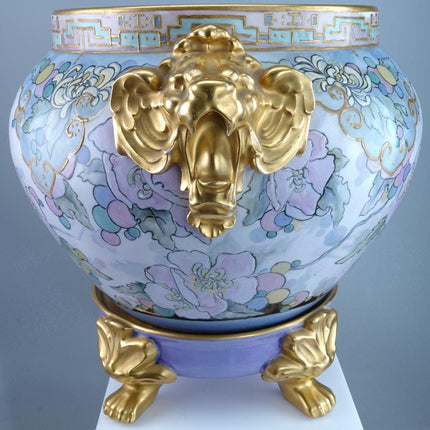 1919 Bernardaud Limoges Testa di leone Maniglia Jardinière e piedistallo Decorazione chinoisiere Firmato dall'artista