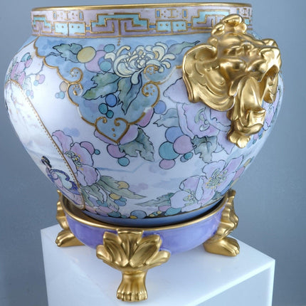 1919 Bernardaud Limoges Testa di leone Maniglia Jardinière e piedistallo Decorazione chinoisiere Firmato dall'artista