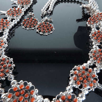 Zuni-Koralle und Sterling-Kürbisblüten-Halskette und Ohrringe