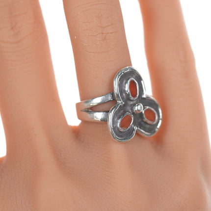 Sz6.75 Southwestern silver and coral inlay clover ring