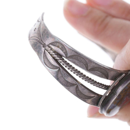 ca. 1930er Navajo-Manschettenarmband aus versteinertem Holz mit schwerer Prägung aus Silber