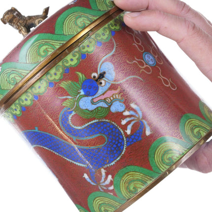 Cloisonné-Humidor aus der Zeit der Chinesischen Republik mit Foo-Löwengriff aus Bronze