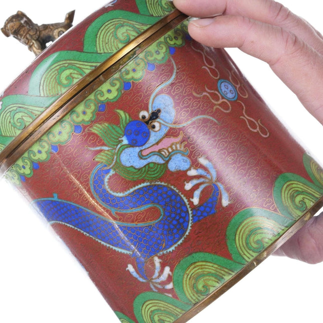 Cloisonné-Humidor aus der Zeit der Chinesischen Republik mit Foo-Löwengriff aus Bronze