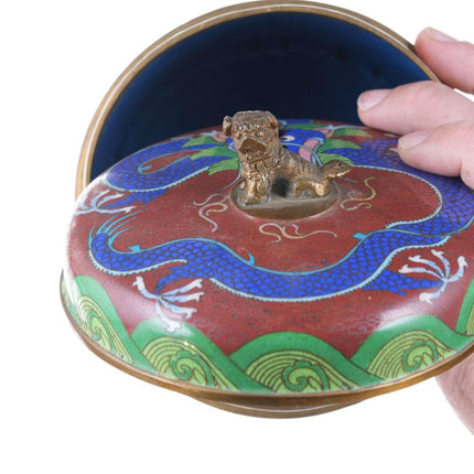 Cloisonné-Humidor aus der Zeit der Chinesischen Republik mit Foo-Löwengriff aus Bronze