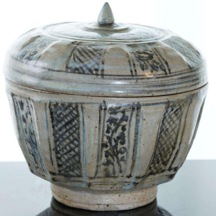 Sehr großes thailändisches Sawankhalok-Gewürzglas aus dem 15./16. Jahrhundert mit Deckel