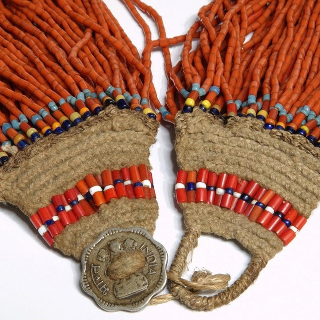 1960er Jahre Tribal India Coral und Hanf Perlen Multistrand Halskette mit 1963 Münzverschluss