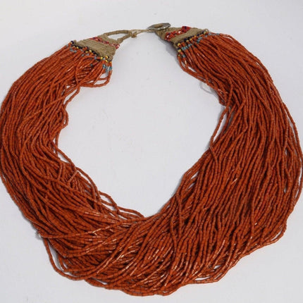 1960er Jahre Tribal India Coral und Hanf Perlen Multistrand Halskette mit 1963 Münzverschluss