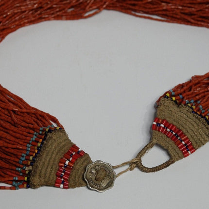 1960er Jahre Tribal India Coral und Hanf Perlen Multistrand Halskette mit 1963 Münzverschluss