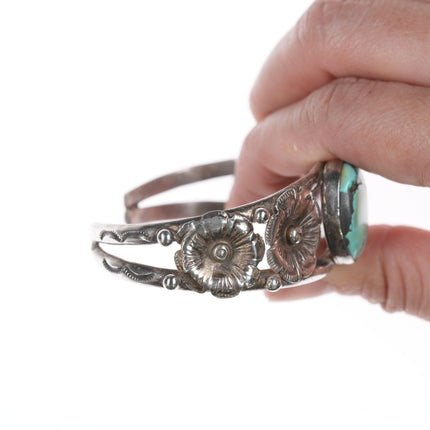 6 1/8" Vintage Native American silver and turquosie bracelet with flowers