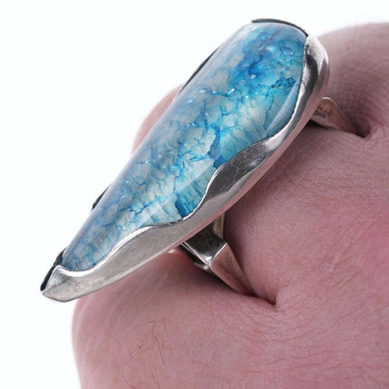 尺寸 13.5 野兽派自由形状纯银戒指，配以蓝色水晶