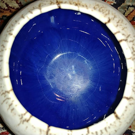 芭芭拉伍德拉夫工作室陶器“从远处”深思熟虑和复杂的美国艺术陶器金属蓝色内饰
