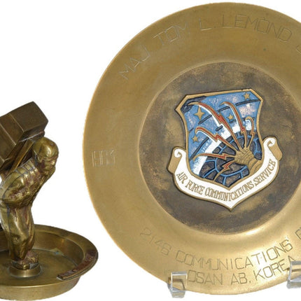 2 Militärmesse-Aschenbecher aus Messing aus der Zeit nach dem Koreakrieg und Tablett der Luftwaffe der Kommunikationsgruppe 2146