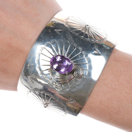 7" breites Manschettenarmband aus südwestlichem Sterlingsilber und Amethyst