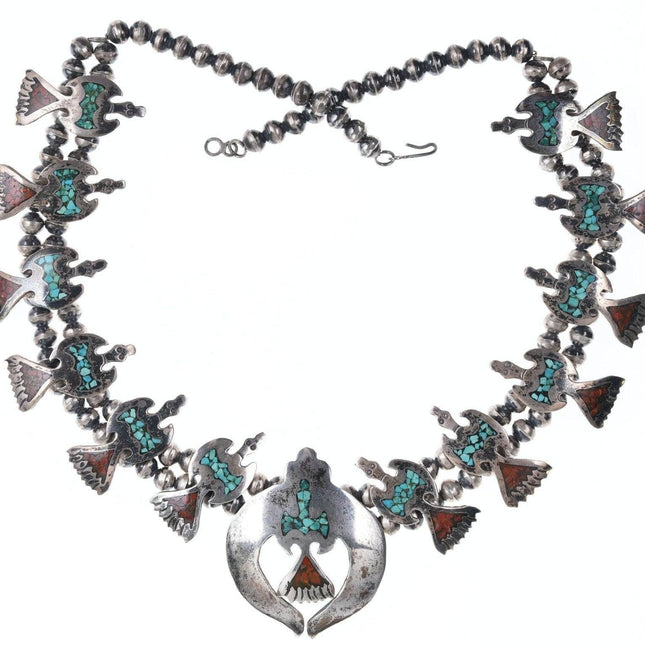 1970 年代纳瓦霍绿松石和珊瑚片镶嵌和银色佩奥特鸟南瓜花项链
