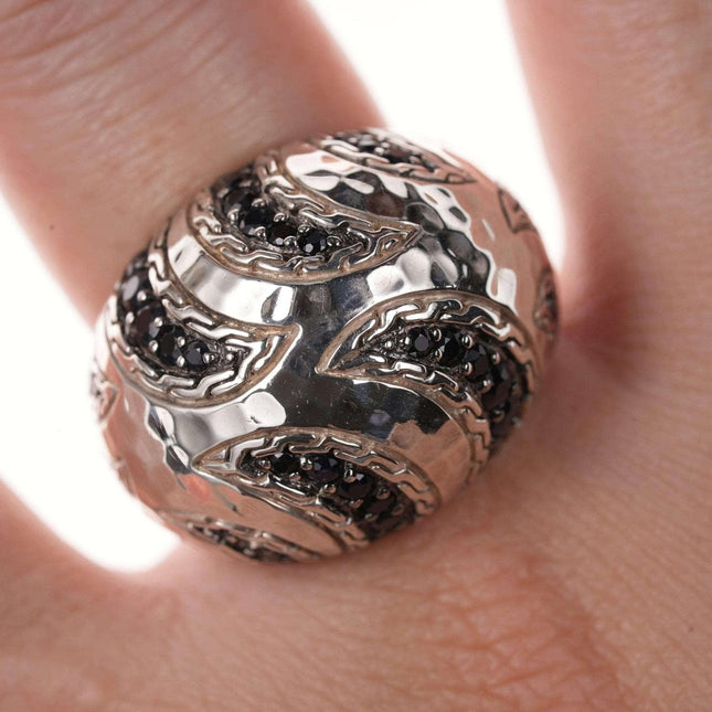 John Hardy Paulu Macan Ring aus schwarzem Saphir/Sterling mit gehämmerter Oberfläche