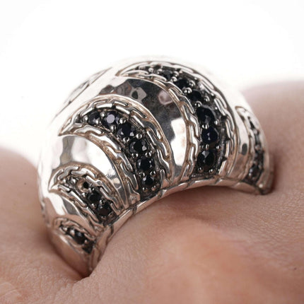 John Hardy Paulu Macan Ring aus schwarzem Saphir/Sterling mit gehämmerter Oberfläche