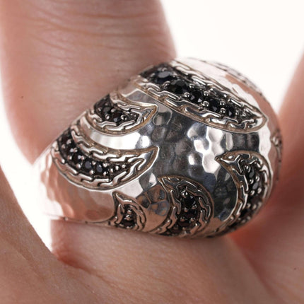 John Hardy Paulu Macan Ring aus schwarzem Saphir/Sterling mit gehämmerter Oberfläche